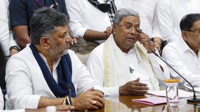100 எம்எல்ஏக்கள் ஆதரவு இருந்தும் முதல்வர் பதவியை விட்டு கொடுத்த சித்தராமையா.. ஏன் தெரியுமா? பின்னணி!