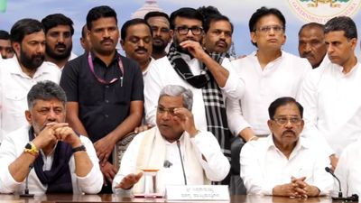 முதல்வர் பதவிக்கு ‘குட்பை'.. ராஜினாமாவிற்கு பின் சோனியா - ராகுல் நன்றி கூறி உருகிய சித்தராமையா!