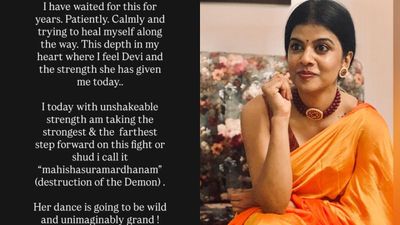 பாலியல் தொல்லை கொடுத்த அந்த இயக்குனர் யார்? பாடகி ஸ்வாகதா வெளியிட்ட திடீர் பதிவு!