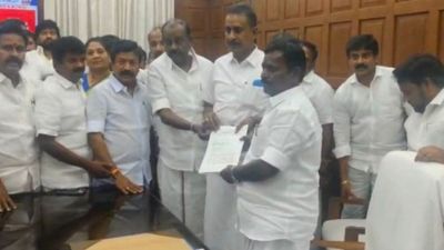 மீண்டும் உடைந்த அதிமுக.. எஸ்பி வேலுமணி, சிவி சண்முகம் தலைமையில் சபாநாயகரிடம் 30 எம்.எல்.ஏக்கள் மனு