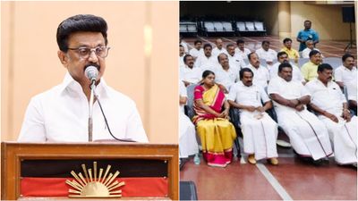 டீ கடையில் பேசிய அரசியலை.. இனி சோசியல் மீடியாவில் பேசுங்க.. மா.செ.க்களுக்கு ஸ்டாலின் அட்வைஸ்!