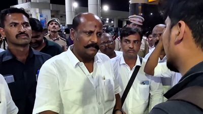 கிளாம்பாக்கம் பஸ் ஸ்டாண்டில் ..அமைச்சர் தமிழன் பார்த்திபனை கேள்விகளால் துளைத்த மக்கள்