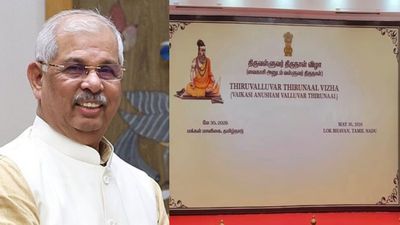 திருவள்ளுவருக்கு மீண்டும் காவி உடை.. ஆளுநர் மாளிகை செய்ததை பாருங்க.. வெடித்த சர்ச்சை