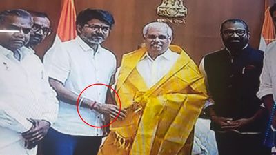 கையில் கருப்பு, சிகப்பு நிற கயிறு! முகம் முழுக்க 1000 வாட்ஸ் பல்ப்! வாய் நிறைய சிரிப்பில் விஜய்