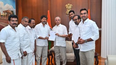  விஜய்க்கு தமிழக முதல்வராக பதவிப் பிரமாணம் செய்து வைக்கக்கூடாது.. ஆளுநருக்கு பறந்த கடிதம்!