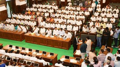  தமிழக MLAக்களில் 126 பேர் கிரிமினல் வழக்கு.. தவெக முதலிடம்.. 19 பேர் மீது தீவிர குற்ற வழக்குகள்!