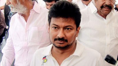 விஜய் Vs உதய்.. ’அப்பா’ சட்டையை எடுத்துப் போடும் உதயநிதி ஸ்டாலின்! சைலண்டாய் ரெடியாகும் மாஸ் ப்ளான்!
