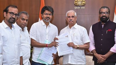 ஆளுநருக்கு எதிராக முதல்முறையாக வாய் திறந்த தவெக.. 