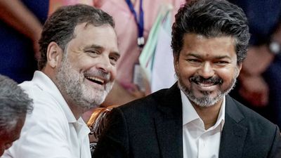 கிட்டத்தட்ட காங்கிரஸில் இணைந்த விஜய்.. 17 ஆண்டுகளுக்கு முன் மிஸ்ஸான வாய்ப்பு! என்ன நடந்தது தெரியுமா?