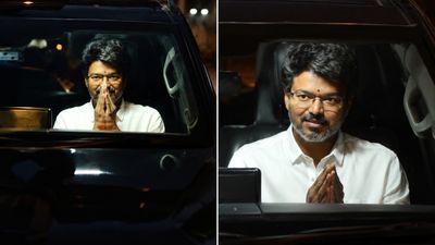  ஆளுநரை சந்திக்க கிளம்பிய விஜய் – நெற்றியில் திலகம்.. முகத்தில் சிரிப்பு.. அடிபொலி!