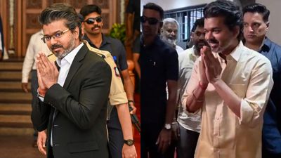 Gorgeous: கோட் சூட் டூ பட்டு வேட்டி சட்டை! யார் வீட்டு கிரகபிரவேசத்திற்கு சென்றார் முதல்வர் விஜய்?