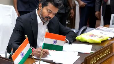 ஃபைல்ஸ் எங்கே.. உடனே எடுங்க.. மாஜி அமைச்சர்களுக்கு குறி? கோட்டையில் சுழலும் விஜய்யின் 'ஆக்சன்' 