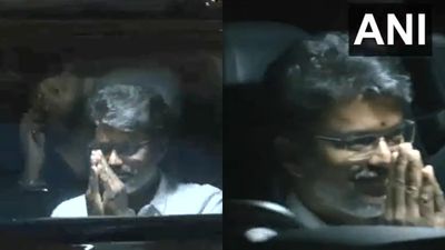 கையில் கருப்பு, சிகப்பு நிற கயிறு! முகம் முழுக்க 1000 வாட்ஸ் பல்ப்! வாய் நிறைய சிரிப்பில் விஜய்