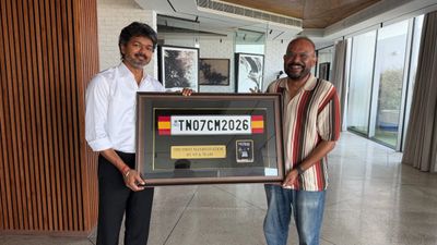 முதலமைச்சர் விஜய்யுடன் இயக்குநர் வெங்கட் பிரபு மீட்டிங்.. கொடுத்த பரிசுதான் ஹைலைட்! இது அதுல்ல..!