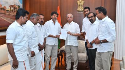 தமிழகத்தில் ஜனாதிபதி ஆட்சி? தொங்கு சட்டசபை தொடர்ந்தால் ஆளுநருக்கு இருக்கும் தனி அதிகாரம் என்ன?