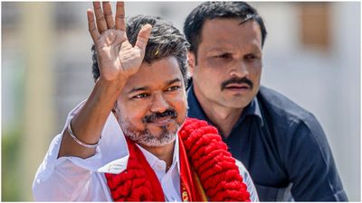 விஜய் சுனாமினு சொல்லலாம் போல.. 2 ஆண்டில் இரு திராவிட கட்சிகளையும் அதிரவிட்ட விஜய்!