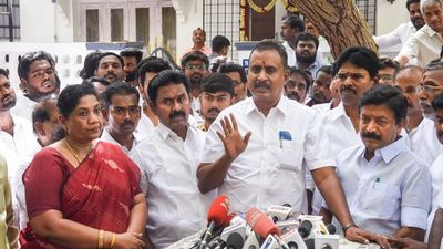 வேலுமணி டீமுக்கு வேண்டாத வேலை! அமைச்சரவையில் பங்கேற்றால்.. பறிபோகும் பதவி! வெளியான லாஸ்ட் வார்னிங்!