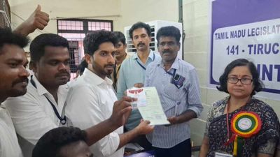  அப்பா தோல்வி.. விஜய் சார்பாக திருச்சி கிழக்கில் வெற்றிச் சான்றிதழ் வாங்கிய கு.ப.கிருஷ்ணன் மகன்!