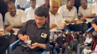அமைச்சர் சரத்குமாரை போலவே.. செல்போனில் பவுடரை நுணுக்கி கிண்டல் செய்த திமுகவினர்!