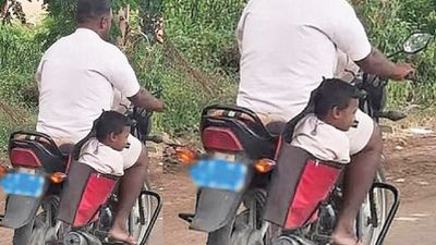 லக்கேஜ் போல.. பைக்கில் குழந்தையை பையில் போட்டு சென்ற தந்தை! பதறியடித்த வாகன ஓட்டிகள்