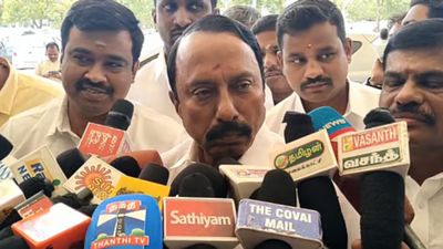 “பள்ளி மாணவர்களுக்கு சாதி விவரத்துடன் அடையாள அட்டை வழங்க முடிவு” அமைச்சர் செங்கோட்டையன் பரபர தகவல்