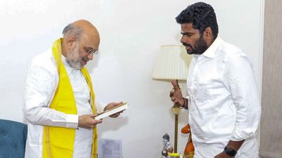 அண்ணாமலை விலகுகிறாரா இல்லையா.. நாளை உடையும் மர்மம்.. டெல்லியில் நாளுக்கு நாள் உச்சம்பெறும் டிராமா!