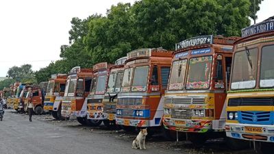 மக்கள் தலையில் விழுந்த இடி.. அதிரடியாக  உயர்ந்த லாரி வாடகை! எந்தெந்த ஊருக்கு எவ்வளவு தெரியுமா? ஷாக்! 