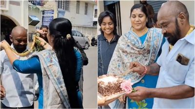 சேலத்தில் விசிக பிரமுகருக்கு 20 பவுன் தங்க மாலை.. மனைவியான பெண் போலீஸ் ஏட்டு சர்ப்ரைஸ்