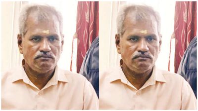 திருப்பூர் மாநகராட்சி ஆபீஸில் அரசு அதிகாரிக்கு நம்பவே முடியாத மிகப்பெரிய பரிசு.. சரியான பாடம்