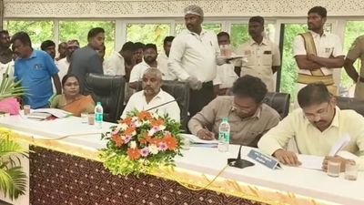கட்சி நிகழ்ச்சியா? அரசு ஆய்வுக் கூட்டமா? அமைச்சருக்கு இணையாக அதிகாரிகளுடன் அமர்ந்த தவெக நிர்வாகி!