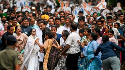 மமதாவின் கோட்டை தகர்கிறதா? அதிருப்தி எம்பிக்கள் எடுத்த அதிரடி முடிவு!