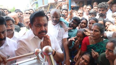 தீக்குளித்த தஞ்சை மகேந்திரனின் குடும்பத்தினரிடம் மன்னிப்பு கேட்டார் எடப்பாடி! ரூ 55 லட்சம் நிவாரணம்