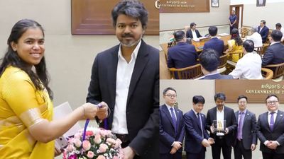 விஜய் உடன் அமைச்சர் கீர்த்தனா சந்திப்பு.. கூட யாருன்னு பாருங்க..!