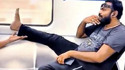 ஹாயாக காலை தூக்கி எங்கே வெச்சிருக்கிறார் பாருங்க.. ஹைதராபாத் மெட்ரோ ரயிலில் ராத்திரியில் யார் இவர்?