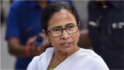 உட்கட்சி பூசலால் திணறும் மம்தா.. முக்கிய மீட்டிங்குக்கு ஆப்சென்ட் ஆன பாதி எம்எல்ஏக்கள்! TMC கதை ஓவர்!