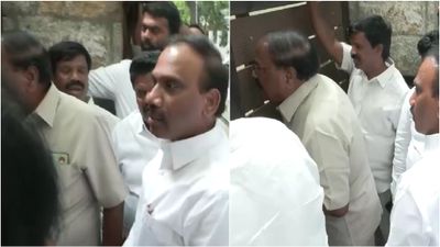 “ஆ.ராசா வந்திருக்கார்.. கேட்டை திறங்க!” எ.வ.வேலு வீட்டின் முன் குவிந்த திமுகவினர் 