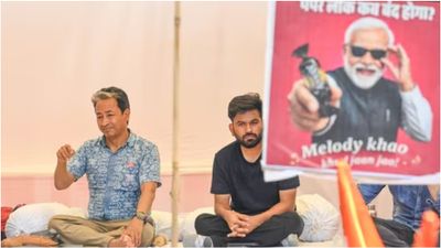 கரப்பான் பூச்சி கட்சி போராட்டம்.. ஜந்தர் மந்தரில் குடிநீர் கட்! அத்துமீறும் போலீஸ்!