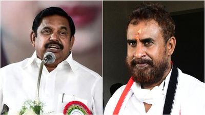 எடப்பாடி பழனிசாமி படம் இல்லை.. எஸ்.பி.வேலுமணியின் மீட்டிங்கை கவனிச்சிங்களா! புது பிளான்!