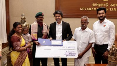 கீர்த்தி சக்ரா விருது பெற்ற ராணுவ வீரருக்கு ரூ 48 லட்சம் பரிசு! குழந்தையை கொஞ்சி மகிழ்ந்த விஜய்