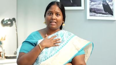  பிரபல துணை நடிகை தீபாவின் தந்தைக்கு அரிவாள் வெட்டு.. டீக்கடையில் நின்று கொண்டிருந்தபோது பயங்கரம்!