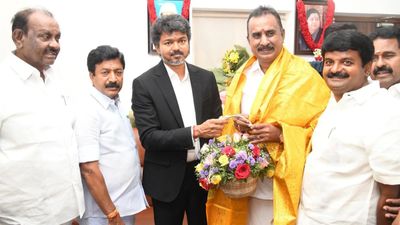 காத்திருந்து காத்திருந்து..திறக்காத பனையூர் கேட்! வேதனையில் விஜயபாஸ்கர்! CVSக்கு போனை போட்ட எடப்பாடி