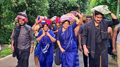 பள்ளிக் கட்டு சபரிமலைக்கு.. ஐயப்பனை தரிசித்த அன்புமணி ராமதாஸ்! கூடவே சென்ற பேரக் குழந்தைகள்!