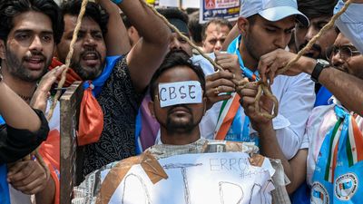 மத்திய அரசுக்கு எதிராக மாணவர்களை வெகுண்டெழ வைத்த சிபிஎஸ்இ குளறுபடி! நடந்தது என்ன?