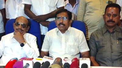 சாத்தான்குளம் வழக்கில் ஜெயிலில் உள்ள காவலர்கள் குடும்பத்திற்கு முன்னாள் காவலர்கள் செய்த உதவி 