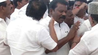 “துரோகி.. துரோகி”.. செல்வப்பெருந்தகை வந்தபோது திமுகவினர் கோஷம்.. திடீர் பரபரப்பு!