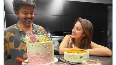 கேக்குல கோக்குமாக்கு! திருப்பி அனுப்புனாரே விஜய்! திரிஷா கூட வெட்டியதாலா? கிண்டலடிக்கும் நெட்டிசன்ஸ் 