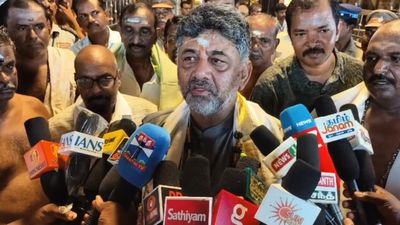 திருச்செந்தூர் முருகனின் விஸ்வரூப தரிசனம்! அடுத்தடுத்து முதல்வர்களான விஜய், டி.கே.சிவக்குமார்!