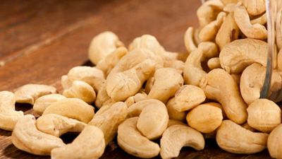 கிலோ முந்திரி வெறும் 50 ரூபாயா? இந்தியாவின் ஆச்சரியமான 'முந்திரி கிராமம்' - ஒரு விசித்திரப் பயணம்!