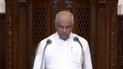சட்டசபையில்.. பேசிக்கொண்டு இருக்கும்போதே சட்டென மன்னிப்பு கேட்ட ஆளுநர்.. என்ன காரணம்?
