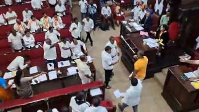 பதறிய மேயர் பிரியா.. நெருங்கி வந்த அதிமுக கவுன்சிலர்! சென்னை மாநகராட்சி கூட்டத்தில் வெடித்த மோதல்